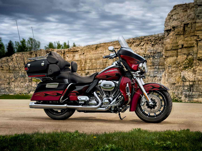 2011 – Ultra Classic Electra Glide CVO (FLHTCUSE6)